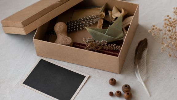 Assembler une boîte à souvenirs culturels avec des objets créatifs