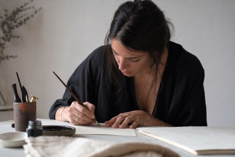 Rencontre avec un calligraphe moderne : écrire l’art à main levée