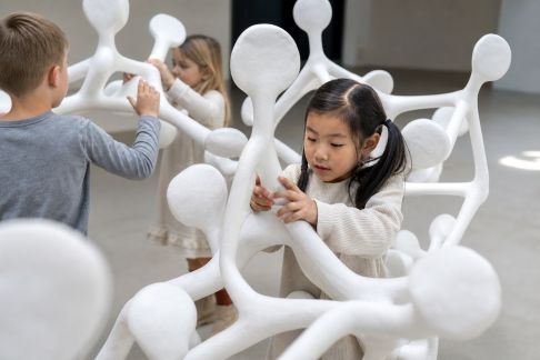 Initier les enfants à l’art contemporain : méthodes ludiques et étapes à suivre