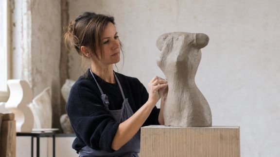 Dialogue avec une sculptrice contemporaine : créer dans la matière et le temps