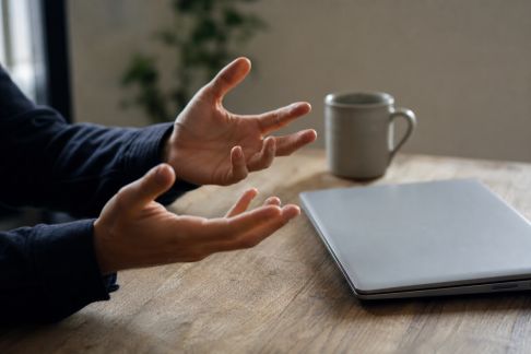 Le pouvoir de la critique culturelle à l’heure de l’instantanéité numérique